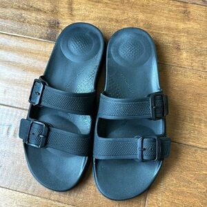 FitFlop women’s iQuishion buckle slides - black - size 7